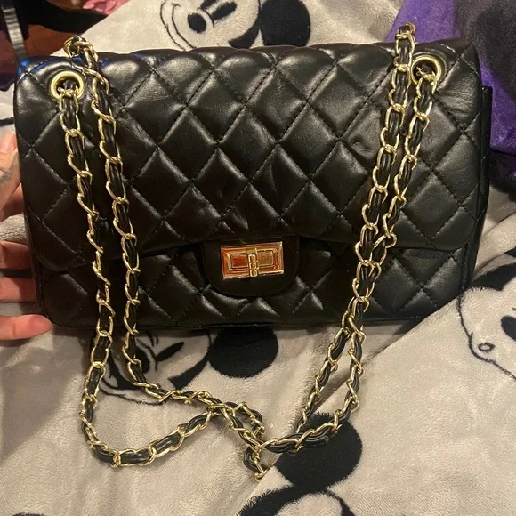 Elegant Black Quilted w/gold /hardware Chain Shoulder Bag - Picture 1 of 16
